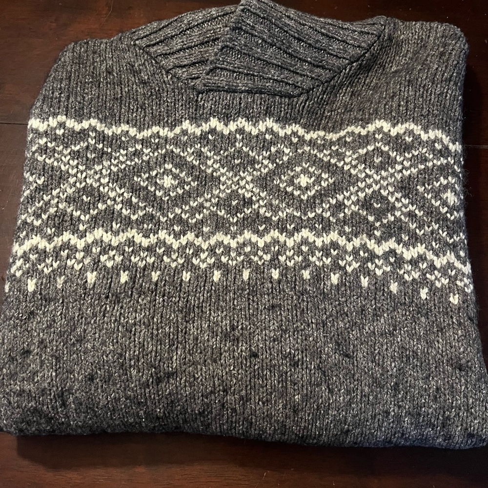 Old Navy men’s winter gray sweater with collar. White stitching design.